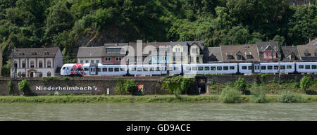 Regionalzug auf der Westbahn Rhein, Niederheimbach, Rheinland-Pfalz, Deutschland. Stockfoto