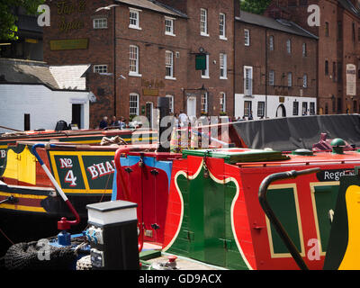 Narrowboats auf den Birmingham Kanal und Canalside Pub an Gas Street Basin Birmingham West Midlands in England Stockfoto