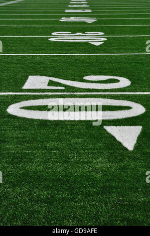 20 Yard Linie auf American Football-Feld, Textfreiraum, vertikal Stockfoto