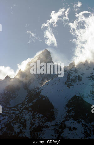 Blick auf Wolke eingehüllt Snow capped Teton Bergkette; Grand Teton Nationalpark; Wyoming; USA Stockfoto