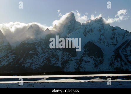 Blick auf Wolke eingehüllt Snow capped Teton Bergkette; Grand Teton Nationalpark; Wyoming; USA Stockfoto