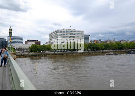 St. Thomas Hospital über die Themse Stockfoto