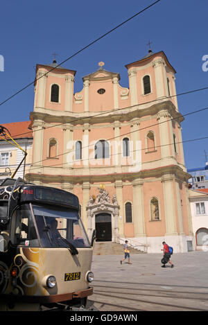 Straßenbahn und die Dreifaltigkeitskirche (Kostel Trinitarov) auf dem Župné námestie-Platz, Bratislava, Slowakei Stockfoto