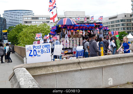 Eine Straße Verkäufer Verkauf von Souvenirs auf Westminster Bridge London Stockfoto