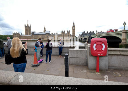 Touristen machen Sie Fotos von sich selbst mit den Houses of Parliament und Westminster Bridge London Sehenswürdigkeiten im Hintergrund Stockfoto