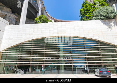 MONTE CARLO, MONACO - 24. Juni 2016: Fassade des Monte Carlo Bahnhof (Gare de Monaco), Fürstentum Monaco Stockfoto