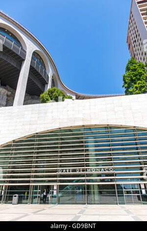 MONTE CARLO, MONACO - 24. Juni 2016: Fassade des Monte Carlo Bahnhof (Gare de Monaco), Fürstentum Monaco Stockfoto