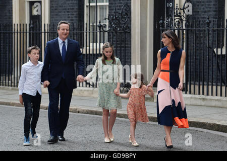 David Cameron verlässt 10 Downing Street in London, mit Frau, Samantha und Kinder Nancy, 12, Elwen, 10, und Florenz, 5 für Buckingham Palace zur Audienz mit Königin Elizabeth II offiziell als Premierminister zurücktreten. Stockfoto