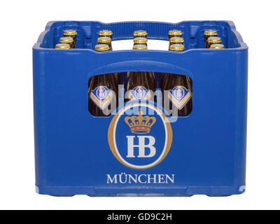 Isoliert auf weißen Kiste mit Flaschen des klassischen deutschen traditionellen bayerischen Bier HB München Stockfoto