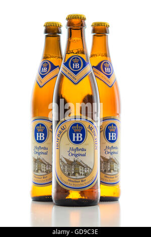 Die drei Flaschen kaltes Licht original Lagerbier aus bayerischen Hofbrau München Brauerei. Hintergrundbeleuchtung und isoliert auf weiss. Stockfoto