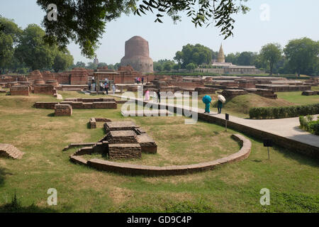 Die Dhamekh-Stupa im Wildpark, Sarnath, Varanasi, Uttar Pradesh, Indien. Stockfoto