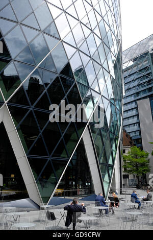 London, Vereinigtes Königreich. Geschäftsleute mit Mittagessen im Searcys The Gherkin ein Restaurant am Fuße des The Gerkin ein Londoner Wahrzeichen in Londons Innenstadt Stockfoto