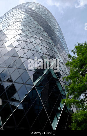 London, Vereinigtes Königreich. 30 St Mary Axe informell bekannt als The Gherkin und zuvor als die Schweizer Rück-Gebäude ist ein kommerzieller Wolkenkratzer in London Stockfoto