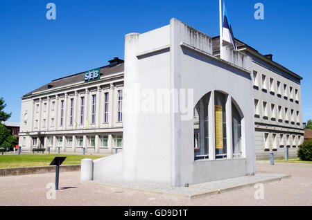 Pärnu Hauptplatz - Rüütli Plats oder Ruutli Square - mit einer neuen Unabhängigkeits-Denkmal und ein Bankgebäude (nationales Denkmal) Stockfoto