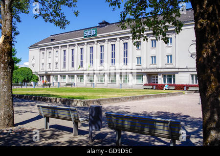 Pärnu Hauptplatz - Rüütli Platz oder Ruutli Platz - mit einem Bankgebäude (derzeit SEB) als nationales Denkmal eingestuft Stockfoto