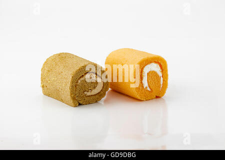 Kuchen roll isolierten auf weißen Hintergrund Stockfoto