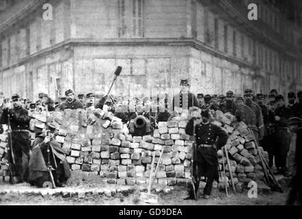 PARIS KOMMUNE. Barrikade in der Rue Voltaire nach der Gefangennahme durch die französische Armee im Mai 1871 ist Stockfoto