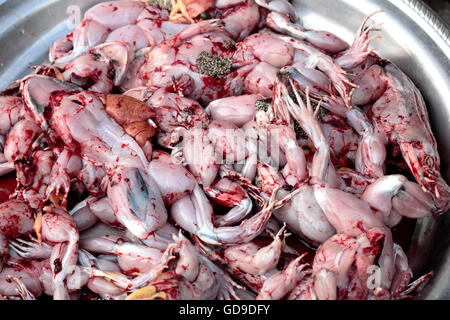 Frosch Hacken zum Garen von Lebensmitteln in thailändischen Markt Stockfoto