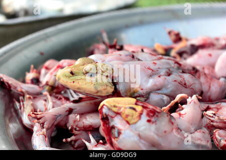 Frosch Hacken zum Garen von Lebensmitteln in thailändischen Markt Stockfoto