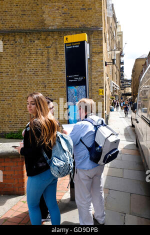 Touristischen Ausarbeitung Richtungen aus eine touristische Karte und Informationen-Schild an der Tower Bridge in London. Stockfoto