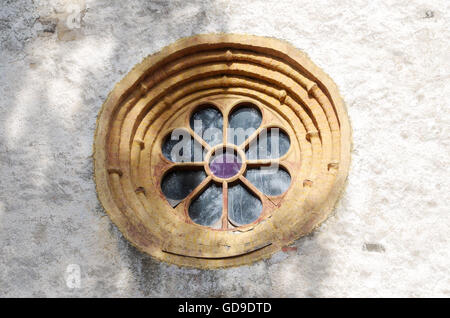 Außenansicht der Rosette der mittelalterlichen Suure-Jaani Kirche in Estland, erbaut im 13. Jahrhundert Stockfoto