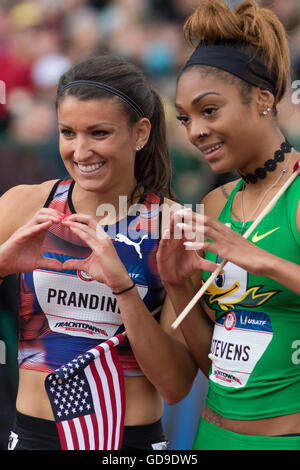 Eugene, USA. 10. Juli 2016. Deajah Stevens (2. Platz) und Jenna Prandini (3. Platz) geben die Kameras der Oregon Ducks ' o ' af Stockfoto