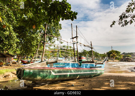 Traditionelle Fischerboote am Strand in der Nähe von Galle, Sri Lanka Stockfoto