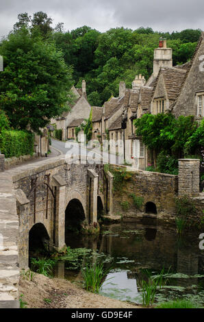 Castle Combe, Dorf in den Cotswolds mit Brücke und High Street mit der typischen honigfarbenen Kalkstein in den Cotswolds. Stockfoto