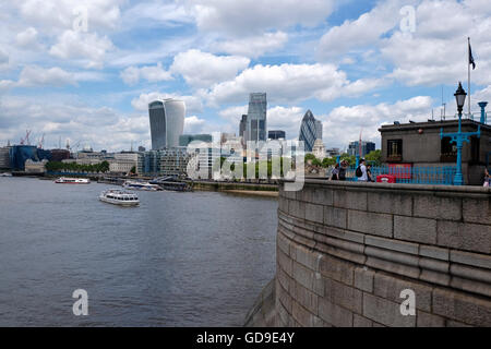 Die Skyline von London mit "The Walkie Talkie" "Die Gurke" und "The Käsereibe" Londoner Wahrzeichen entnommen Tower Bridge London auf der Themse Stockfoto