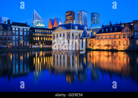 Skyline von den Haag mit der modernen Bürogebäude hinter dem historischen Museum Mauritshuis zur blauen Stunde in den Niederlanden. Stockfoto