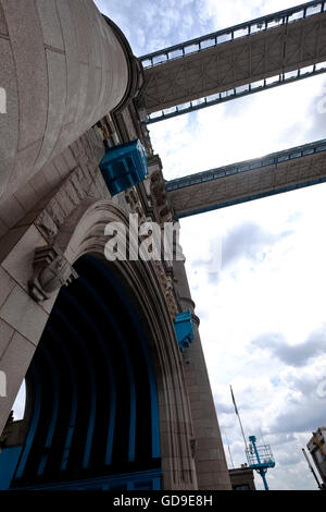 Nahaufnahme von der Fassade des Turms auf der Tower Bridge in London Stockfoto