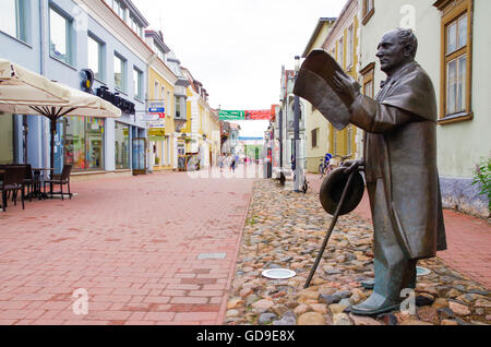 Fußgängerzone von Pärnu mit der Skulptur von Johann Voldemar Jannsen, einer der Väter der Unabhängigkeitsbewegung Stockfoto