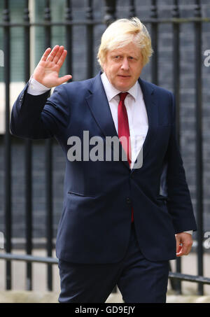 Boris Johnson verlässt nach seiner Ernennung zum Außenminister, nach einer Kabinettsumbildung durch neue Premierminister Theresa May 10 Downing Street, central London. Stockfoto