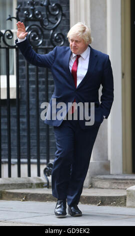 Boris Johnson verlässt nach seiner Ernennung zum Außenminister, nach einer Kabinettsumbildung durch neue Premierminister Theresa May 10 Downing Street, central London. Stockfoto