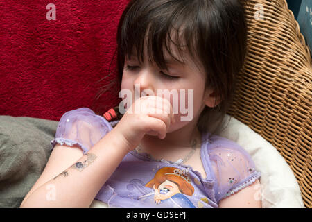4 - Jahre altes Mädchen schlafen und saugen ihre Daumen Stockfoto