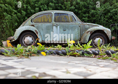 Seitenansicht einer verfallenen blauen VW-Käfer Stockfoto