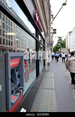 Santander einer britischen Bank Geldautomaten ATM und Retail Banking in London's CBD Stockfoto