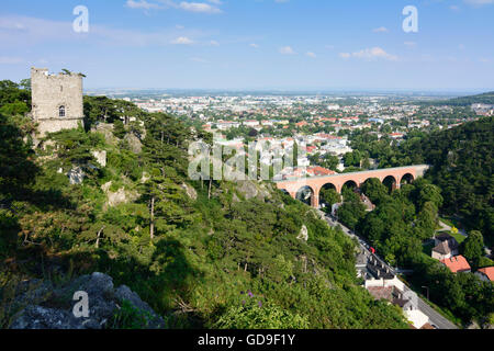 Mödling: Schwarzer Turm in der Natur park mit Blick auf Mödling mit der Aquädukt des 1. Wiener Berg Frühjahr Rohres Föhrenberge Stockfoto