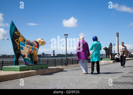 Zwei Lambanana auf der Küste Uferpromenade an Liverpools Waterfront, Merseyside, England.  Der Pier Head ist eine zentrale große Touristenattraktion mit mehreren bemerkenswerten Sehenswürdigkeiten und moderne Entwicklungen, die auf die Städte lange Geschichte und das Erbe als ein wichtiger Hafen an der Mersey konzentrieren. Stockfoto