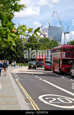 Berühmte Ikonen von London. Die roten Doppeldecker-Bus und dem schwarzen Kabine auf den Straßen von London mit Baukräne auf skyline Stockfoto