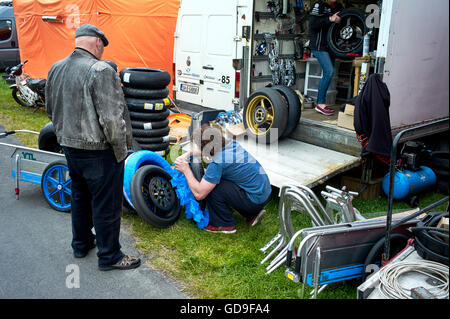 Reifen in Gruben Bereich der Tribüne auf 2016 vorbereitet TT-Rennen Stockfoto