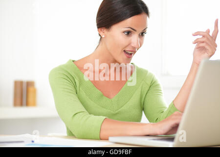 Elegante junge Frau über einen Erfolg feiern, beim Surfen im Internet auf den Computer zu Hause Stockfoto