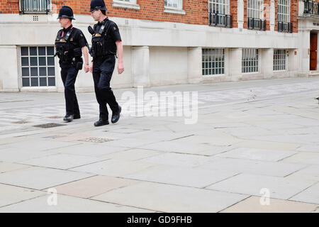 Londoner Polizisten auf Streife im Herzen von London, nahe der Millennium Bridge Stockfoto