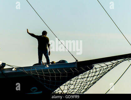 Paaren Sie sich leitende Segelboot, Anker Rovinj, Kroatien Stockfoto