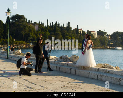 Hochzeitsbilder auf Pier Rovinj Kroatien Stockfoto