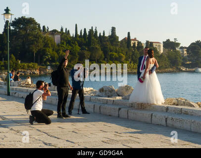 Hochzeitsbilder auf Pier Rovinj Kroatien Stockfoto