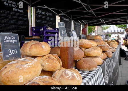 Eine Straße Stall zu verkaufen frisches gebackenes Brot auf dem Bürgersteig in Brentwood Essex Stockfoto