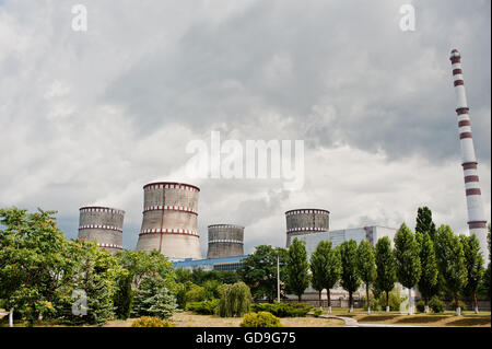 Atomkraftwerk. Spitzen der Kühltürme des Atomkraftwerks Stockfoto