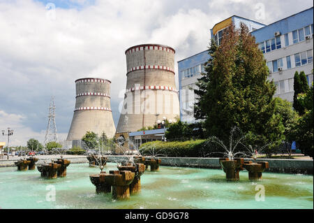 Atomkraftwerk. Spitzen der Kühltürme des Atomkraftwerks Stockfoto