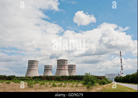 Atomkraftwerk. Spitzen der Kühltürme des Atomkraftwerks Stockfoto